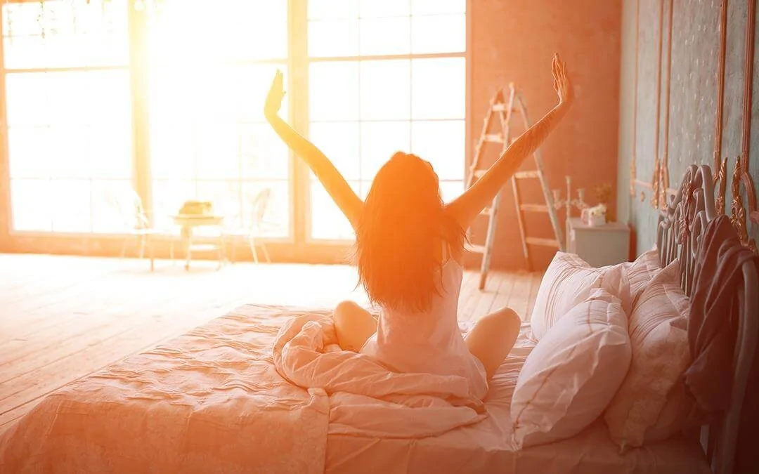 Jak wstać z łóżka? 6 porad, jak radzić sobie z ciężkimi porankami